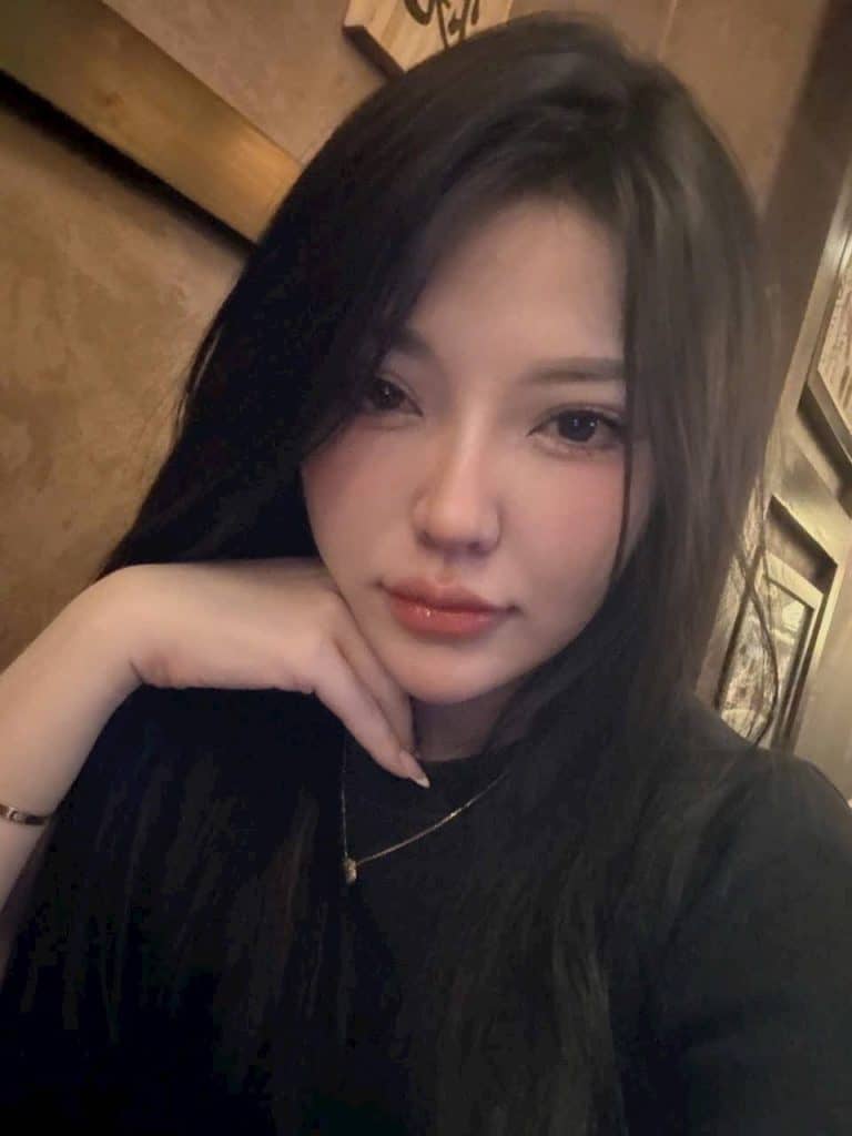 年轻女性,黑发,微笑